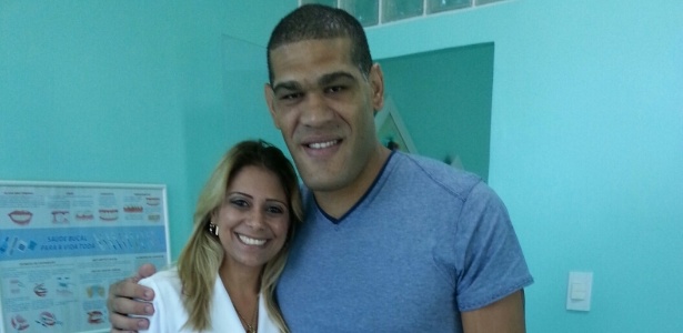 A dentista Fabi Nogueira com o paciente Pezão