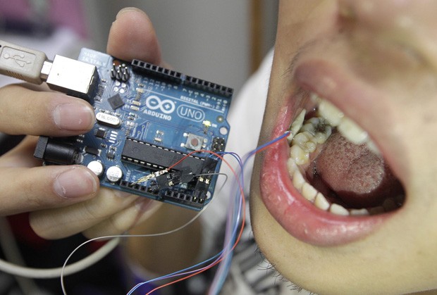 Voluntário testa protótipo de 'dente inteligente', capaz de coletar informações sobre hábitos do usuário. (Foto: Reuters/Pichi Chuang)