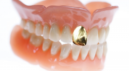 Dentadura com dente de ouro