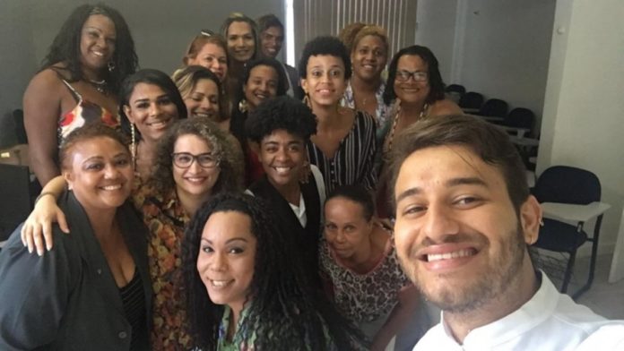 Uso de hormônios por pessoas trans afeta condições bucais